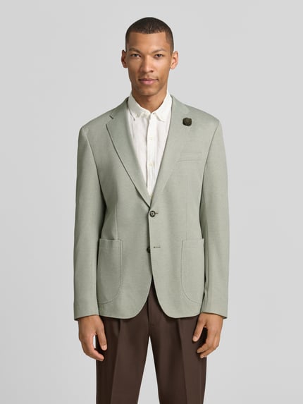 Männermodel trägt Sakko mit floraler Applikation Modell 'Hoverest' von JOOP! Collection, Viskose-Mix, Regular-Fit, Ganzkörperansicht von vorne.
