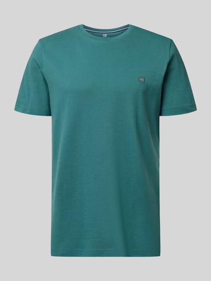 Produktfoto, T-Shirt aus Baumwolle mit Rundhalsausschnitt von Christian Berg Men, kolor zielony, krój regular fit, detal z logo, czysta bawełna, dekolt okrągły, długość tyłu w rozmiarze M: 71 cm