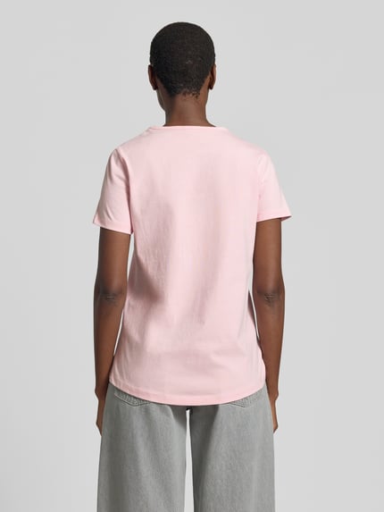 Vrouwenmodel draagt Regular Fit T-shirt uit puur katoen model 'MIRANDA' van Vero Moda, look: effen, ajourwerk, jersey, korte mouw, ronde hals. Ganzörperaanzicht achterkant.