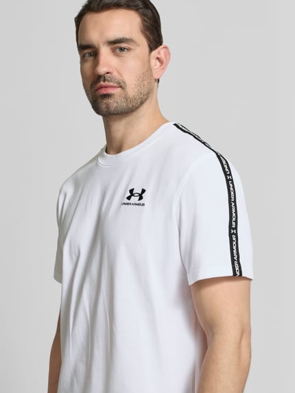 Männermodel trägt Regular Fit T-Shirt mit Logo-Stitching Modell 'Icon' von Under Armour, Baumwoll-Mix, Nahaufnahme Oberkörper.