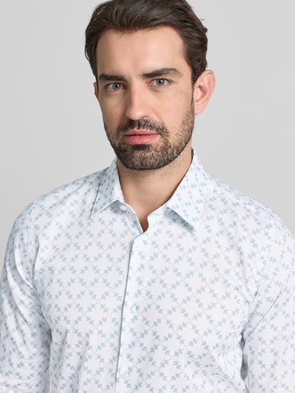 Männermodel trägt Slim Fit Businesshemd mit Knopfleiste von JOOP! Collection, weiß-blaues Muster, reine Baumwolle, Nahaufnahme Oberkörper.