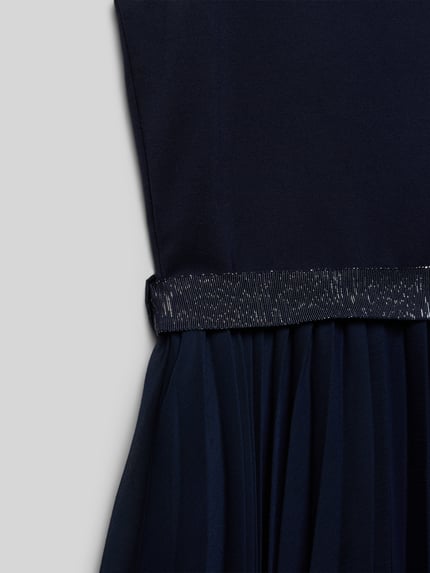 Produktfoto, Regular Fit Kleid mit blickdichtem Unterrock von DANAMADE w kolorze granatowym, paskiem w talii, tekstura gładka, bezrękawnik, okrągły dekolt