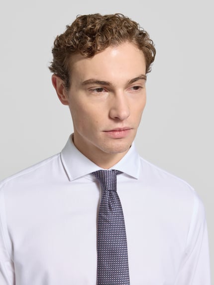 Männermodel trägt Super Slim Fit Business Hemden mit Haikragen von Jake*s aus Baumwoll-Mix mit Stretch-Anteil, Nahaufnahme Oberkörper.
