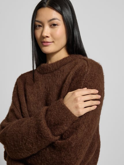 Frauenmodel trägt Strickpullover mit gerippten Abschlüssen von Smith and Soul, braun, lockerer Schnitt, Nahaufnahme Oberkörper.