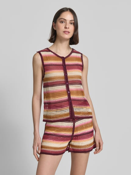 Frauenmodel trägt Weste im Allover-Look Modell 'ORIANA' von ICHI aus Baumwoll-Mix, Regular-Fit, Knopfleiste, V-Ausschnitt, Ganzkörperansicht von vorne.