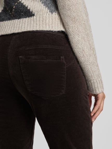 Vrouwenmodel draagt Slim Fit Hose met Lyocell-Anteil in verkürzter Passform van Luisa Cerano, donkerbruin, mix van katoen en lyocell, 5-pocketmodel, knoop- en ritssluiting, detailopname heup.