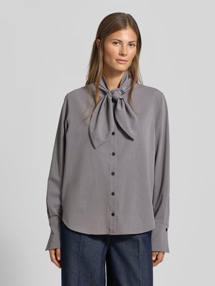 Vrouwenmodel draagt Regular Fit overhemdblouse met viscose van MYON, elastische materiaalmix, opstaande kraag, knoopsluiting, met lange mouwen, ruglengte maat 36: 63 cm, mouwlengte maat 36: 63 cm, grijs, gladde stofstructuur, effen kleur, voorkant bovenlichaam close-up.