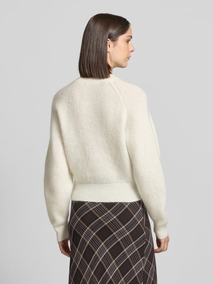 Frauenmodel trägt Pullover aus Mohair mit geripptem Abschluss von Selected, unifarben, Regular Fit, gestrickt, Ganzkörperansicht Rückansicht.
