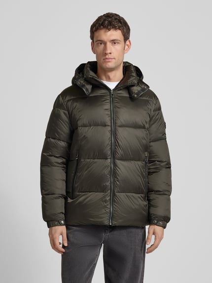 Mannelijk model draagt Steppjacke mit Reißverschlusstaschen van JOOP! Collection, recht model, capuchon, vooraanzicht bovenlichaam.