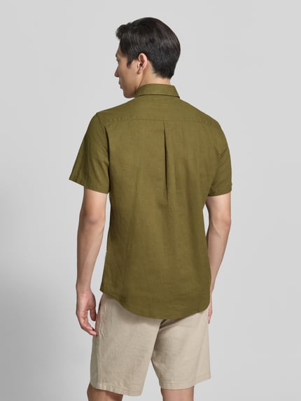 Männermodel trägt Slim Fit Freizeithemd aus Leinen-Baumwoll-Mix Modell 'AKSEL' von Casual Friday in Oliv mit Kentkragen, Rückenansicht. Rückenlänge 78 cm, Schulterbreite 45 cm, Ärmellänge 27 cm, mit Label-Stitching und Knopfleiste.