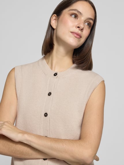 Frauenmodel trägt Regular Fit Strickweste aus reiner Schurwolle von Marc O'Polo in Beige mit Knopfleiste, Nahaufnahme Oberkörper, Damen Strickweste von Marc O'Polo.