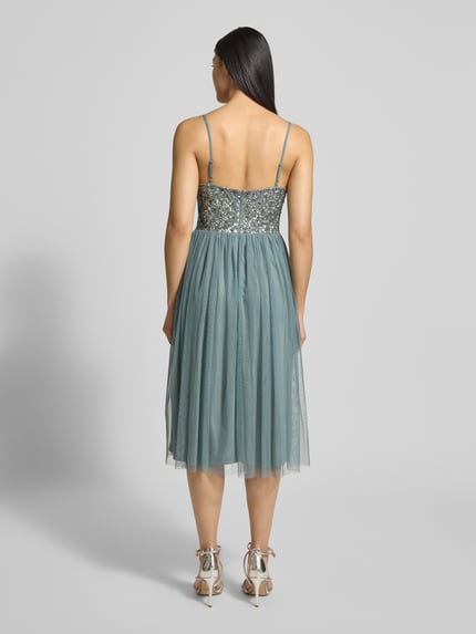 Vrouwenmodel draagt Cocktailkleid mit Pailettenbesatz van Lace & Beads in blauwgroen met pailletten, getailleerd en uitlopend. Ganzkörperansicht Rückansicht.