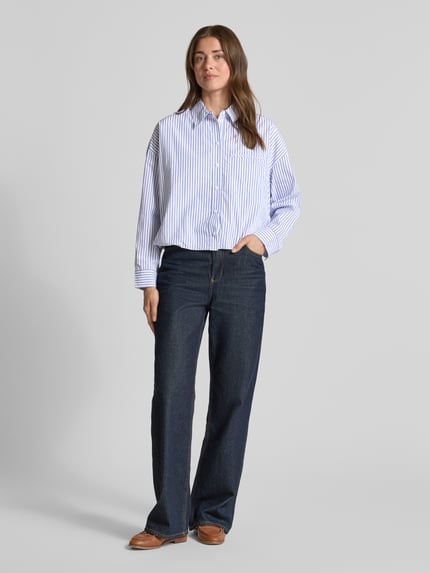 Vrouwenmodel draagt Bluse mit überschnittenen Schultern van Rich & Royal in blauw-witte strepen, puur katoen, regular fit, overhemdkraag, knoopsluiting, borstzak, ruglengte bij maat 36: 51 cm, mouwlengte bij maat 36: 47 cm, ganzkörperansicht van voren.