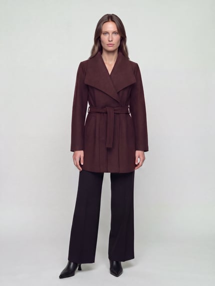 Frauenmodel trägt Mantel mit Bindegürtel Modell 'ONLTRISH' von ONLY in Dunkelbraun, unifarben, Regular Fit, Longline, Webware, Ganzkörperansicht von vorne.