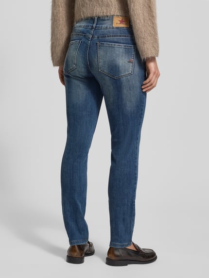 Frauenmodel trägt Straight Fit Jeans mit 5-Pocket-Design Modell 'Tummyles' von Buena Vista, Baumwoll-Mix, Rückansicht Ganzkörperansicht.