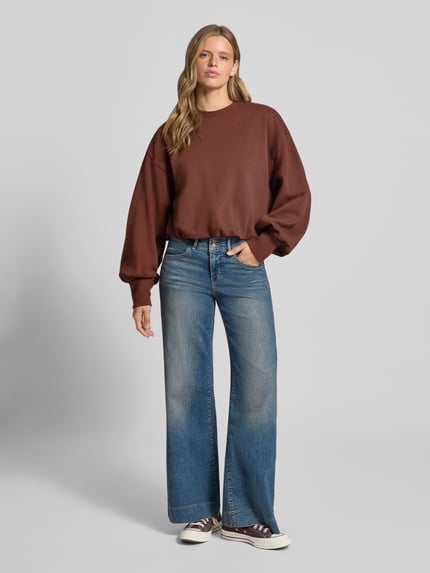 Frauenmodel trägt Sweatshirt mit Rundhalsausschnitt Modell 'BIA' von Topshop in Braun, Regular Fit, Baumwoll-Mix, Ganzkörperansicht von vorne.