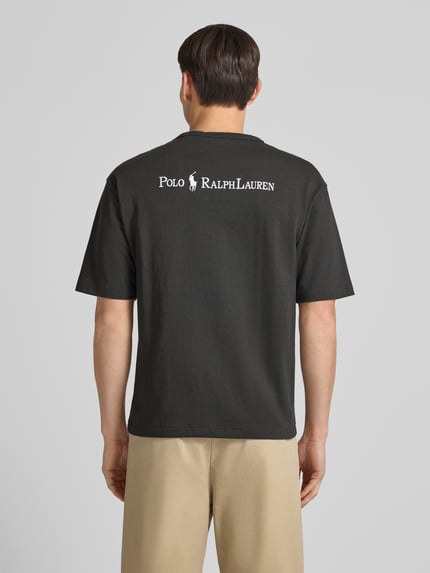 Männermodel trägt Relaxed Fit T-Shirt mit Label-Stitching von Polo Ralph Lauren, reine Baumwolle, Rundhalsausschnitt, Rückenlänge 69 cm, Ganzkörperansicht Rückansicht.