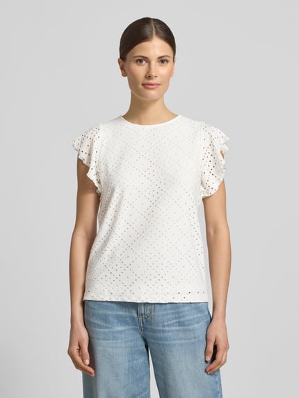 Vrouwenmodel draagt Regular Fit T-shirt met ronde hals model 'TASSA' van Vero Moda, effen, stretchmateriaal, korte frill-mouwen, frontale totaalopname.