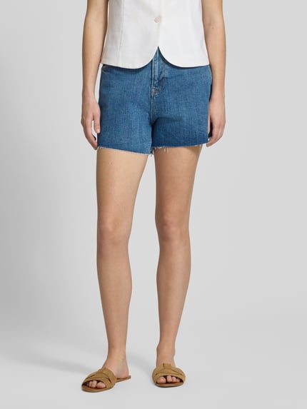 Kobiece modelka nosi szorty jeansowe z mieszanki bawełny Damen Jeansshorts mit Baumwoll-Mix od Pepe Jeans, kolor niebieski, tekstura gładka, Ganzkörperansicht z przodu.