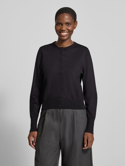 Vrouwenmodel draagt Regular Fit Cardigan met decoratieve mouwknopen van JAKE*S WOMAN COLLECTION, effen, cropped, crew neck, geribde boorden, vooraanzicht bovenlichaam.