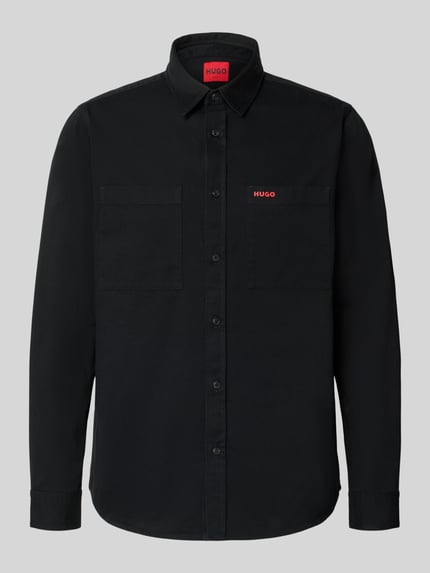 Produktfoto, schwarzes Straight Fit Hemdjacke aus Baumwolle Modell 'Egrin' von HUGO, rote Logodetails, glatte Oberfläche, Herren Hemdjacke von HUGO