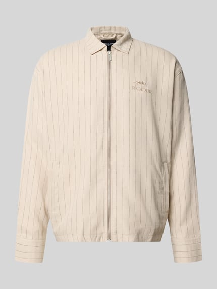Produktfoto, Overshirt aus Viskose-Mix mit Logo-Stitching Modell 'Sistelo' von Pegador, beżowy materiał z delikatnymi paskami, relaxed fit, kent kołnierz, zamek, mieszanka wiskozy z lnem, długość tyłu 69 cm w rozmiarze M