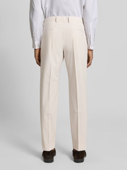 Männermodel trägt Slim Fit pantalon met viscose, model 'MELWIN' van Strellson, gemêleerde look, persplooien, riemlussen, achterzakken, ganzkörperansicht rückansicht.