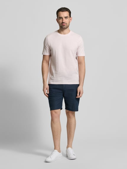 Männermodel trägt Regular Fit T-Shirt mit Rundhalsausschnitt von MCNEAL in Hellrosa aus reiner Baumwolle, Ganzkörperansicht von vorne.
