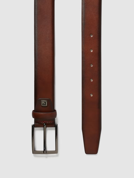 Productfoto, Ledergürtel mit Dornschließe und Label-Detail van Pierre Cardin, bruin leer, klassieke vorm, metalen gesp, labeldetail
