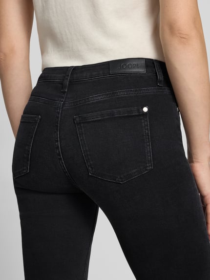 Vrouwenmodel draagt Straight Fit Jeans aus Baumwoll-Mix Modell 'CHRISSY' van JOOP! in zwarte jeanslook, detailopname achterkant, dames relaxed fit jeans van JOOP!