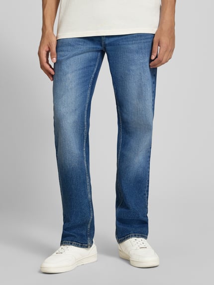 Männermodel trägt blue straight jeans met lichte wassing, rechte pijpen, grove textuur, Straight Fit Jeans aus Baumwoll-Mix Modell 'SEDGE' van ONLY, Herren Straight Fit Jeans von ONLY & SONS, Nahaufnahme onderlichaam, vooraanzicht
