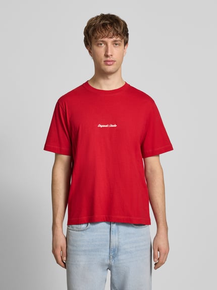 Männermodel draagt T-shirt met Labelstitching Model 'NORREBRO' van JACK & JONES, puur katoen, regular fit, ruglengte maat M 66 cm, ronde hals, vooraanzicht bovenlichaam