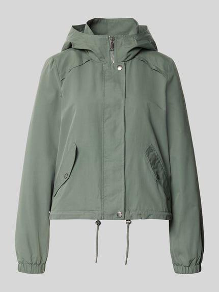Produktfoto, Regular Fit Parka mit Kapuzenkragen Modell 'ZOA' von VERO MODA in mattem Salbeigrün, glatte Oberfläche, sichtbare Metallknöpfe