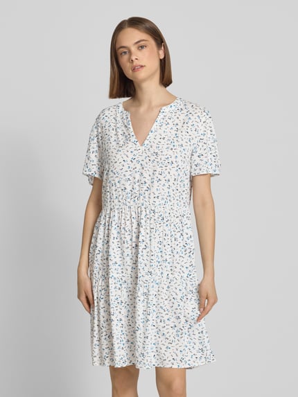 Modelka kobieca nosi Tailliertes Sommerkleid aus reiner Viskose Modell 'ZALLY LIFE' od Only, wzór allover, krótki rękaw, dekolt V, długość mini, materiał czysta wiskoza, widok całej sylwetki z przodu.