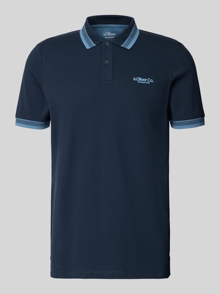 Produktfoto, Regular Fit Poloshirt aus Baumwoll-Mix von s.Oliver RED LABEL w kolorze granatowym, jednolity wygląd, krój regular fit, krótki rękaw z prążkowanym wykończeniem, kołnierzyk polo, nadruk z logo, materiał pikowany z bawełnianej mieszanki, rozcięcia po bokach