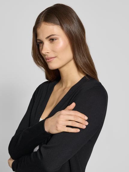Vrouwenmodel draagt Regular Fit Cardigan katoen- en viscosemix van s.Oliver RED LABEL, look: effen, knitwear, lange mouw, zonder sluiting, nahaufnahme bovenlichaam.