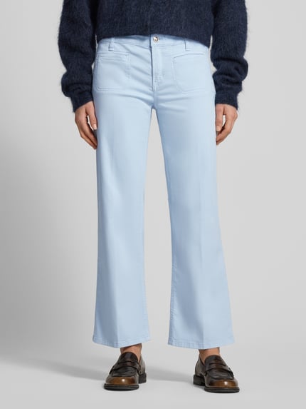 Frauenmodel trägt Cropped Jeans mit Bügelfalten und Eingrifftaschen von Cambio in Hellblau, Baumwoll-Mix, Ganzkörperansicht von vorne.