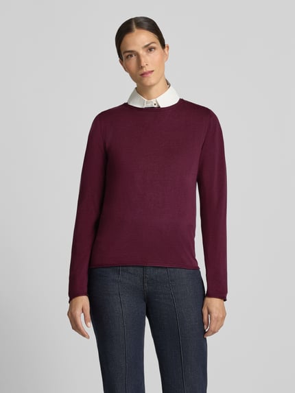 Modelka nosi Regular Fit Pullover aus Baumwoll-Viskose-Mix von s.Oliver RED LABEL, kolor bordowy, gładka tekstura, widok całej sylwetki z przodu.