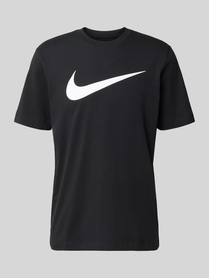 Produktfoto, męski t-shirt z czarnej bawełny, okrągły dekolt, prosty krój, nadruk z logo Swoosh, model 'Swoosh' od Nike, długość tyłu w rozmiarze M: 73 cm