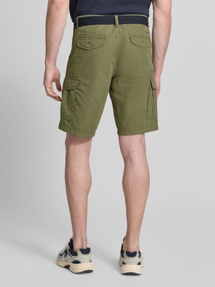 Männermodel trägt Regular Fit Bermudas mit Cargo-Taschen von Petrol in Khaki, Reine Baumwolle, Gesäßtaschen, Ganzkörperansicht Rückansicht.