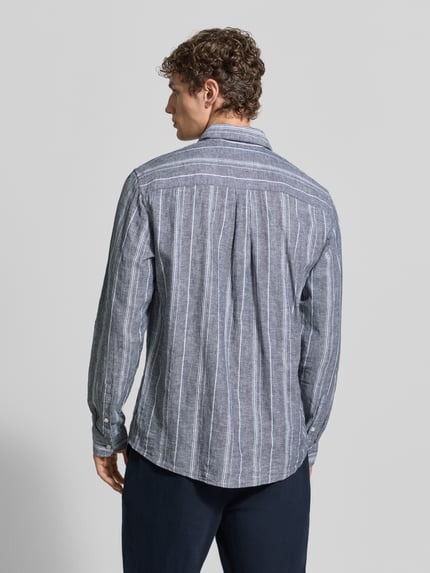 Männermodel trägt Regular Fit Freizeithemd aus Leinen-Baumwoll-Mix mit Kentkragen von MCNEAL, Streifenmuster, Ganzkörperansicht Rückansicht. Rückenlänge bei Größe M: 76 cm, Schulterbreite: 47 cm, Ärmellänge: 67 cm.