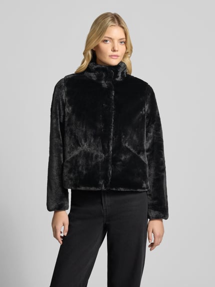 Frauenmodel trägt schwarze Regular Fit Webpelzjacke mit Stehkragen Modell 'NEWVIDA' von ONLY, Damen Teddy- / Webpelzjacke, Ganzkörperansicht von vorne.