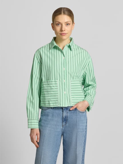 Frauenmodel trägt Loose Fit Langarmbluse aus reiner Baumwolle von s.Oliver RED LABEL, Optik: Unifarben, Muster: gestreift, Popeline, Cropped, Ganzkörperansicht von vorne.