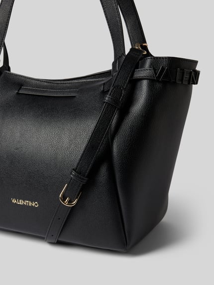 Produktfoto, schwarze Handtasche mit Label-Applikation Modell 'MEDEA' von VALENTINO BAGS, goldene Details, strukturierte Lederoptik, sichtbarer Schulterriemen, Hauptfach mit Magnetverschluss, Tragehenkel, Maße: 34x30x18 cm, Länge Schulterriemen 120 cm