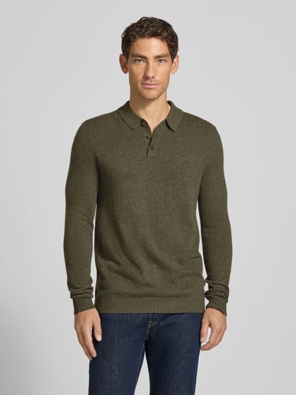 Männermodel trägt Slim Fit Strickpullover aus reinem Kaschmir mit Polokragen von Christian Berg Men in Olive, gerippte Abschlüsse, Ganzkörperansicht von vorne.