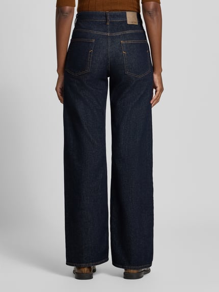 Vrouwenmodel draagt donkerblauwe wide leg jeans van katoenmix, zichtbare stiksels en achterzakken, Wide Leg Jeans aus Baumwoll-Mix Modell 'BEA-KORI' van Selected, dames wide & loose fit jeans, volledige achteraanzicht.