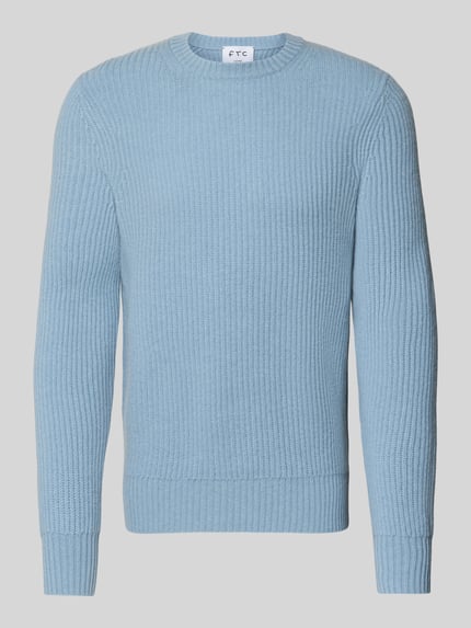 Produktfoto, sweter z kaszmiru 'Strickpullover aus Kaschmir mit Rundhalsausschnitt' od FTC Cashmere, prosty krój, gruby ścieg, jasnoniebieski, okrągły prążkowany dekolt, długość tyłu 68 cm w rozmiarze 50, długość rękawów 72 cm w rozmiarze 50