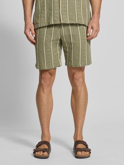 Männermodel trägt Shorts mit elastischem Bund und Tunnelzug von MCNEAL aus Reine Baumwolle, Regular-Fit, grün gestreift, Nahaufnahme Oberkörper.