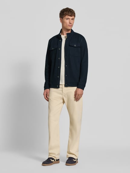 Männermodel trägt Regular Fit Jacke aus Baumwoll-Mix Modell 'SELANIK' von LERROS in Dunkelblau mit Brusttaschen, Ganzkörperansicht von vorne.