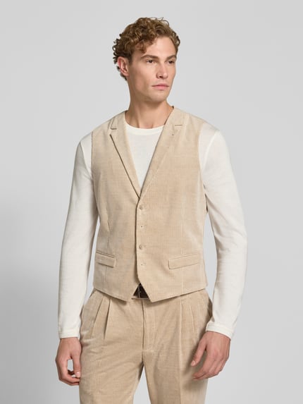 Männermodel trägt Weste aus Cord mit Pattentaschen von MCNEAL in Beige, Regular Fit, V-Ausschnitt, Knopfleiste, Ganzkörperansicht von vorne. Rückenlänge bei Größe 50: 60 cm.